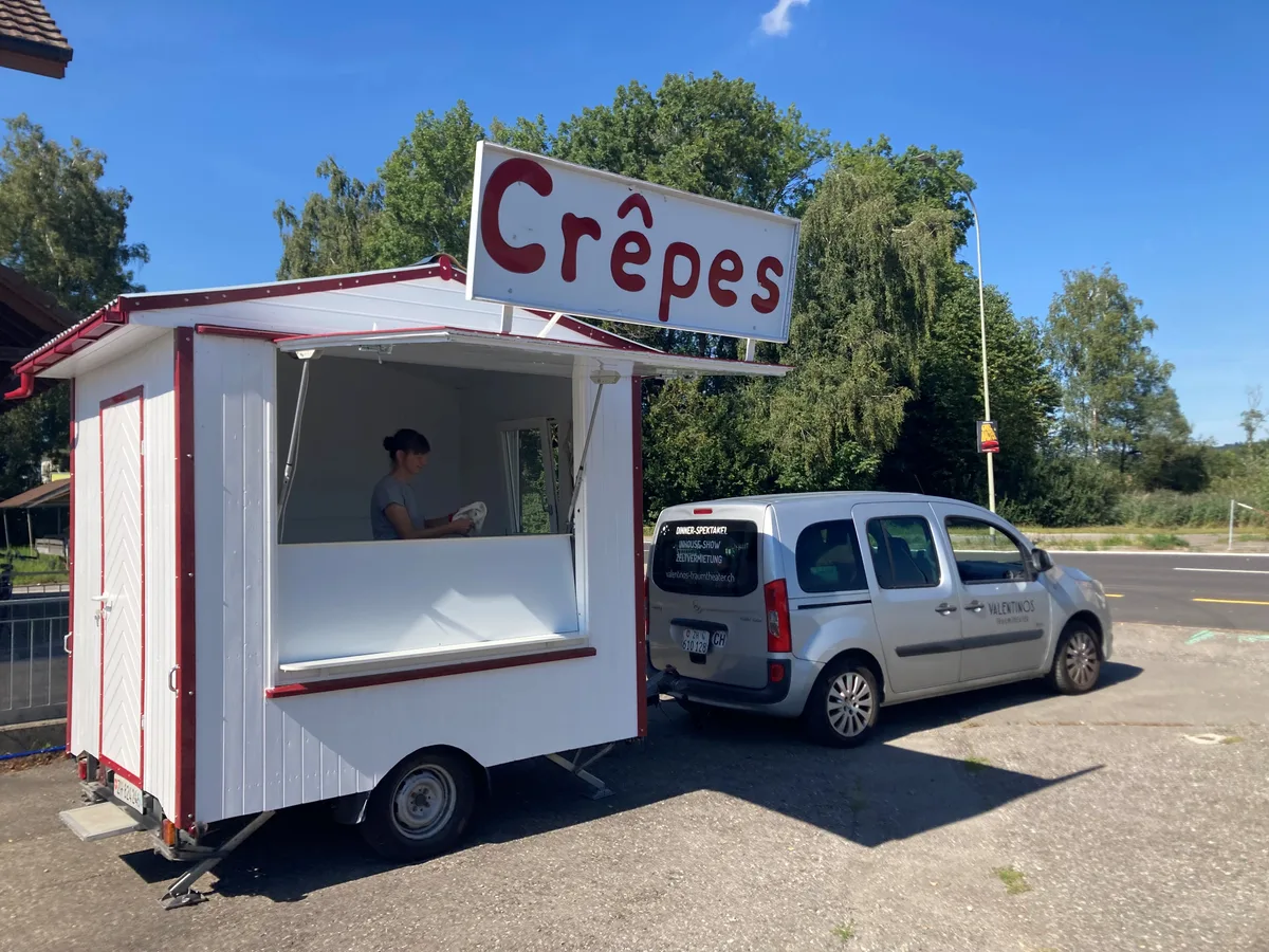 Dieser Crêpes-Wagen besteht nun zu einem Teil aus dem Holz des Schulhauses Birchlen. Ein Crêpes-Wagen.